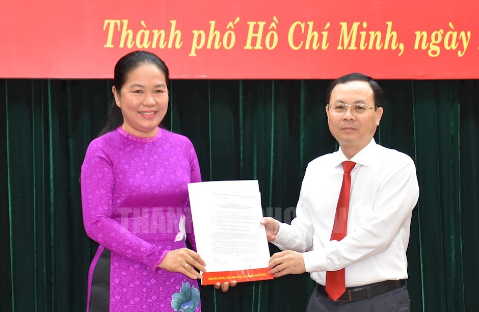 Đồng chí Nguyễn Văn Hiếu trao quyết định cho đồng chí Lê Thị Hồng Nga.